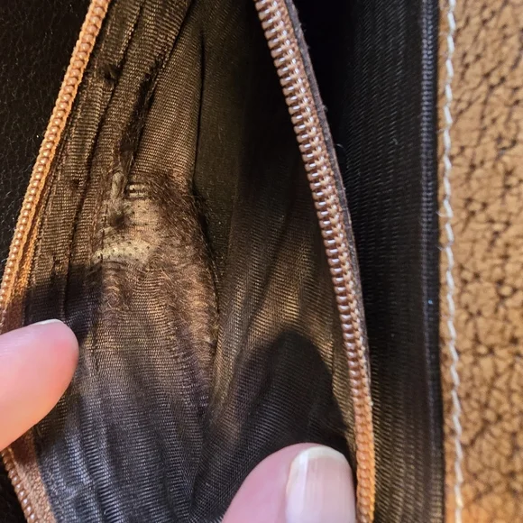 Authentic Gucci Wallet - Picture 15 of 16